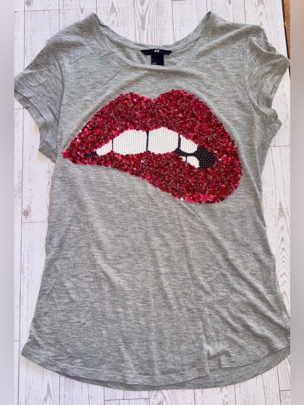 Gray Tee / Red Sequin Lip Motif - Size Small 💋
